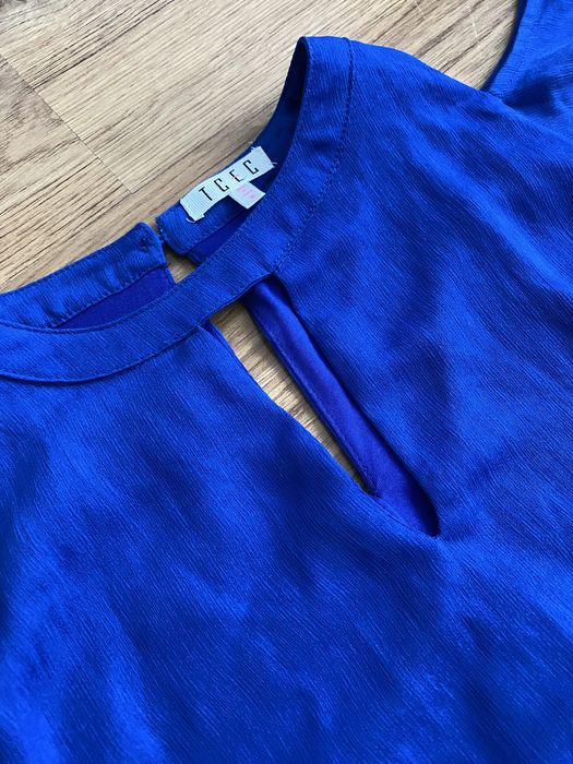 Синє плаття з вирізами на рукавах