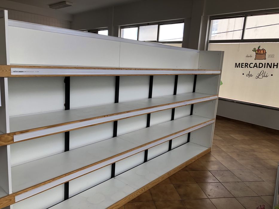 Prateleiras em madeira