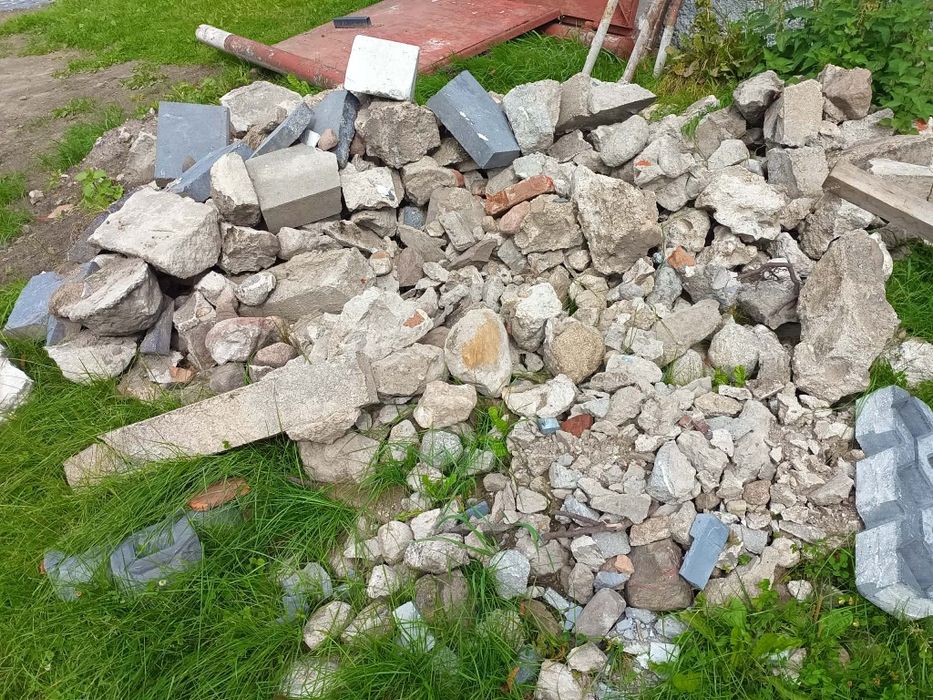 Oddam gruz głównie beton z ogrodzenia oraz resztki z obrzeży