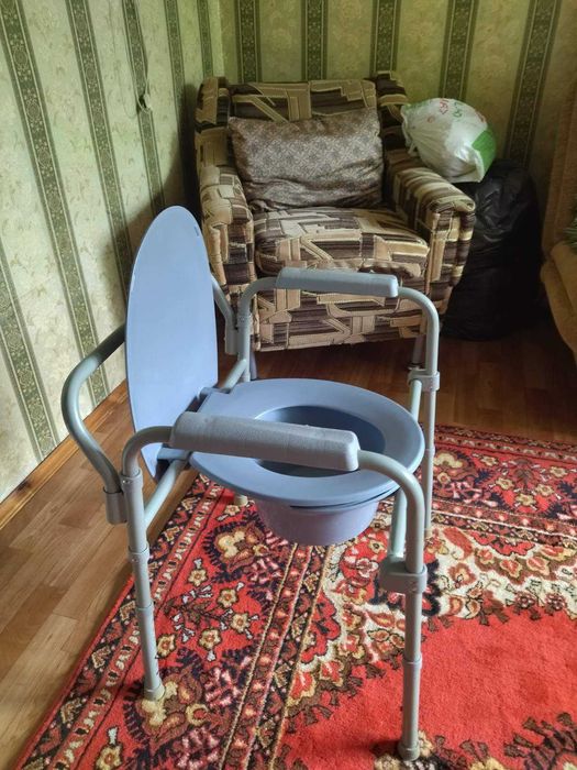 туалет стілець для осіб з інвалідністю