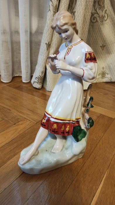 Порцелянова статуетка "Ворожіння на ромашці"