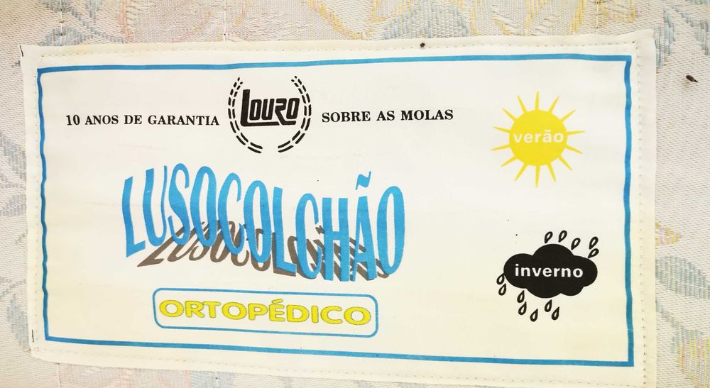 Mesa cabeceira em madeira maciça - OFERTA de COLÇHÃO