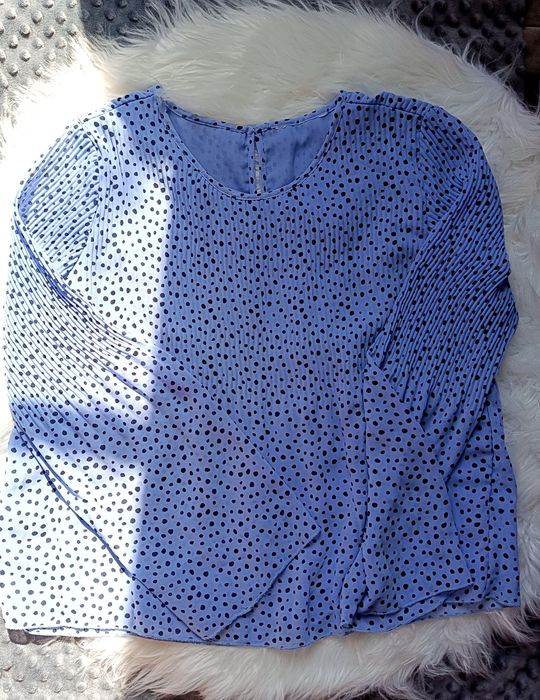 Zwiewna bluzka Stradivarius – niebieska w czarne plamki 38/40
