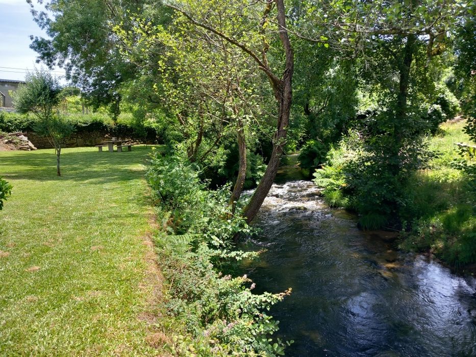 Moradia T3 em pedra, mobilada, com garagem e zona de lazer