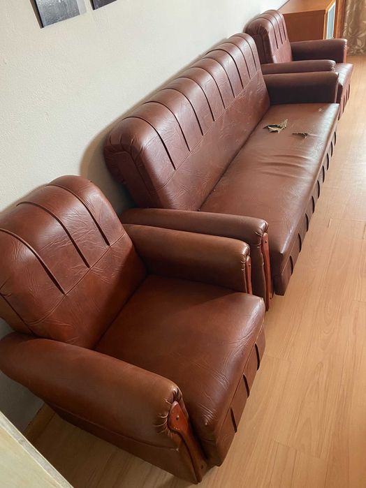 Sofá + 2 poltronas em Couro