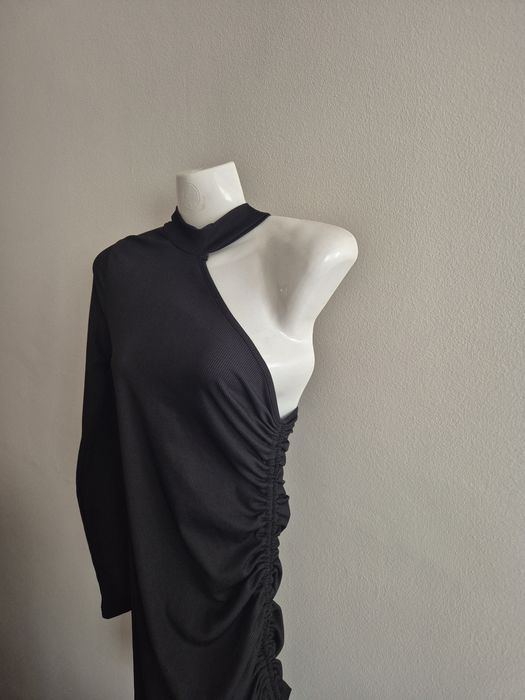 Vestido preto de ombro descoberto SHEIN

Tamanho S

Novo, sem uso

Um