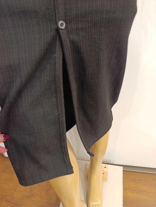 Obcisła sukienka z głębokim dekoltem czarna w prążek XS