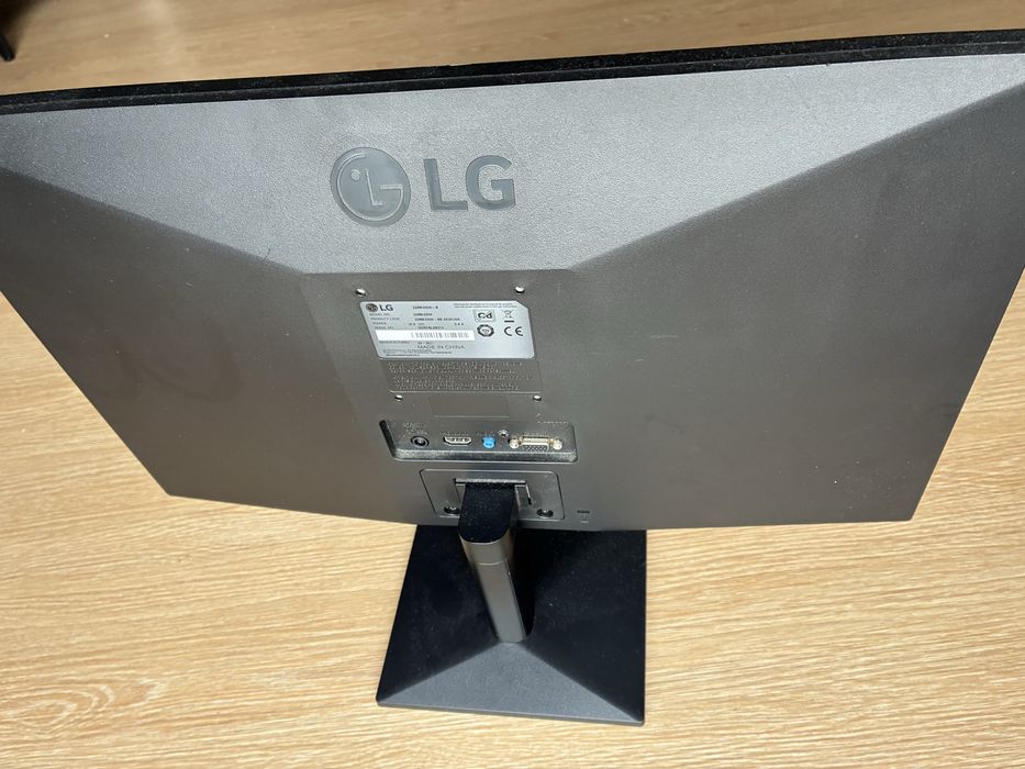 Monitor LG 22" Full HD + Suporte de Mesa Ewent — Pack Completo