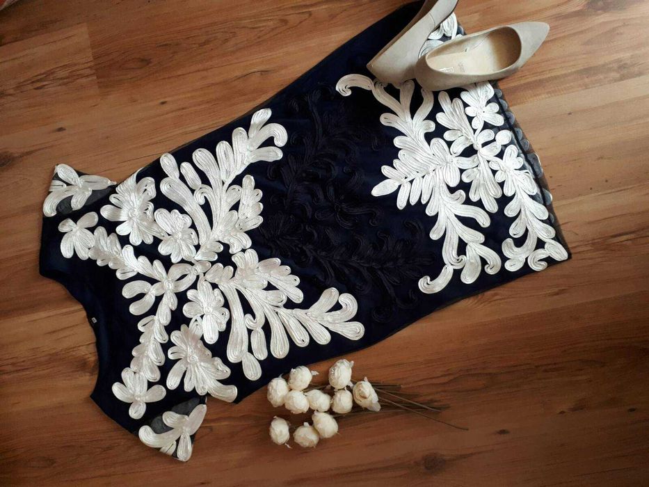 Розкішна жіноча сукня 50 р з контрастною вишивкою стрічками