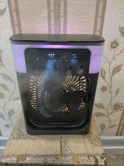 Увлажнитель воздуха працює від телефонної зарядки.