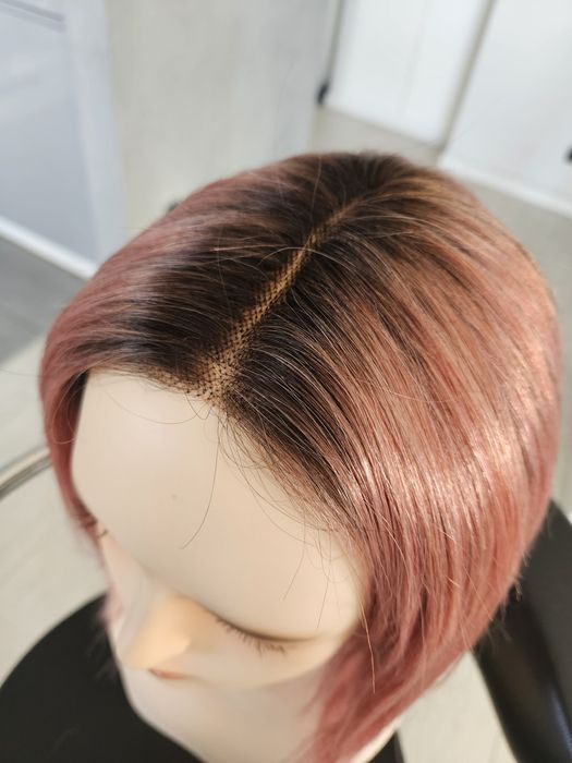 Peruka z włosów naturalnych w kolorze różu