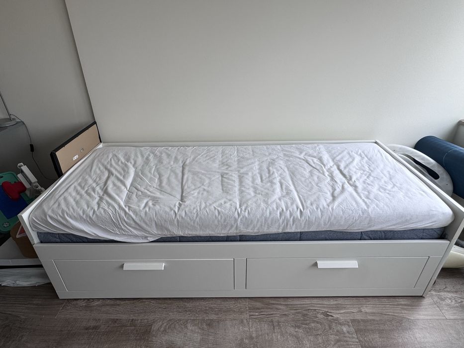 Cama individual e de casal com 2 colchões