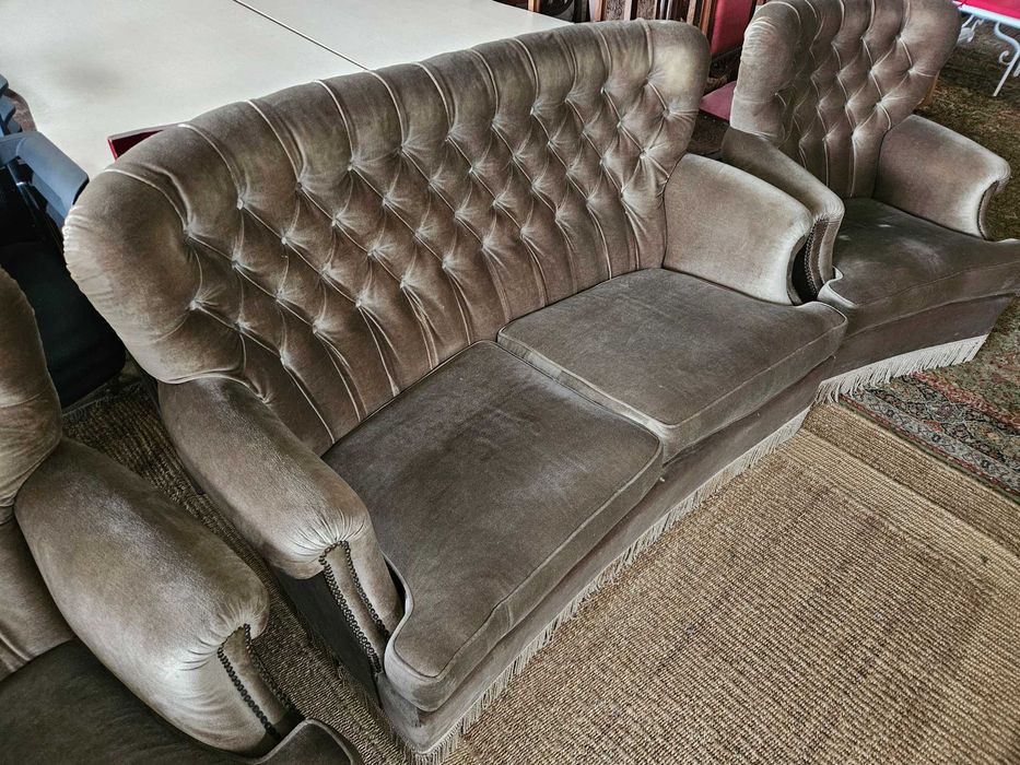 Sofá antigo de dois lugares em veludo - Sem qualquer zona rasgad