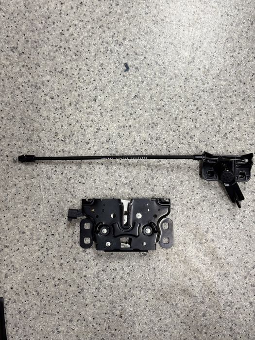 Упор концевика концевик на капоте  Jeep Compass 2017+