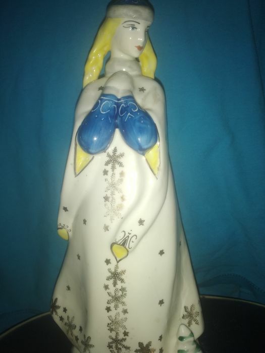 Фарфоровая статуэтка