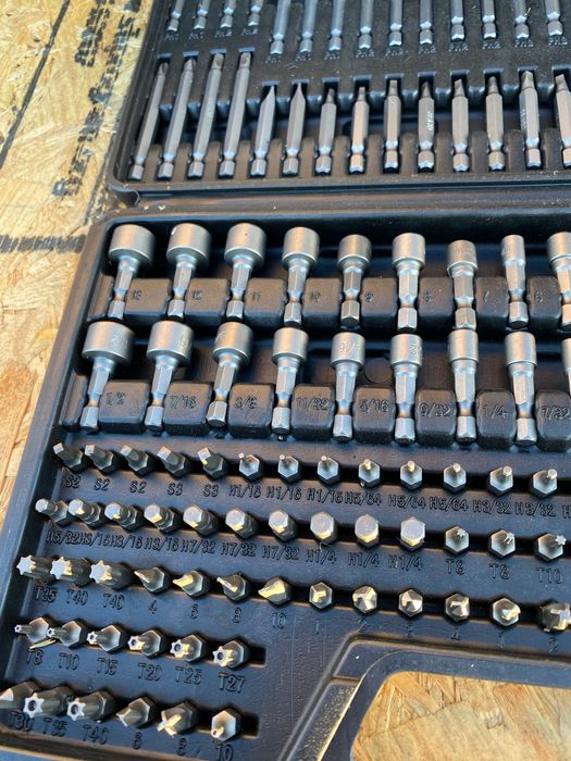 Універсальний набір біт на 208 предметів пластиковому кейсі