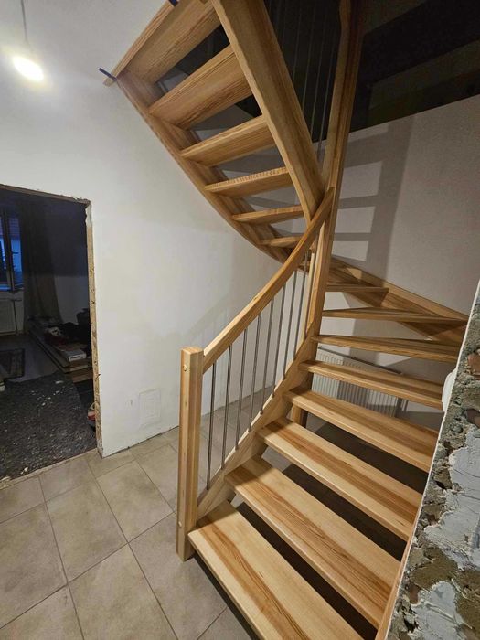 Schody drewniane samonośne , na beton , dywanowe