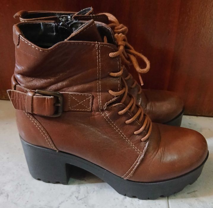 Botas de pele castanhas