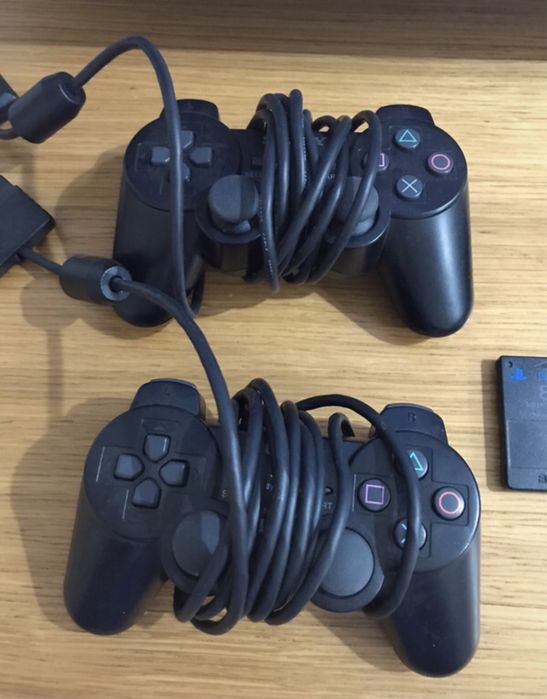 PlayStation 2 + 2 comandos + Cartão de Memória 8MB + Cabos