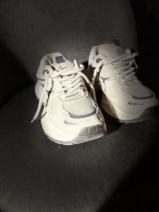 Кросівки жіночі.