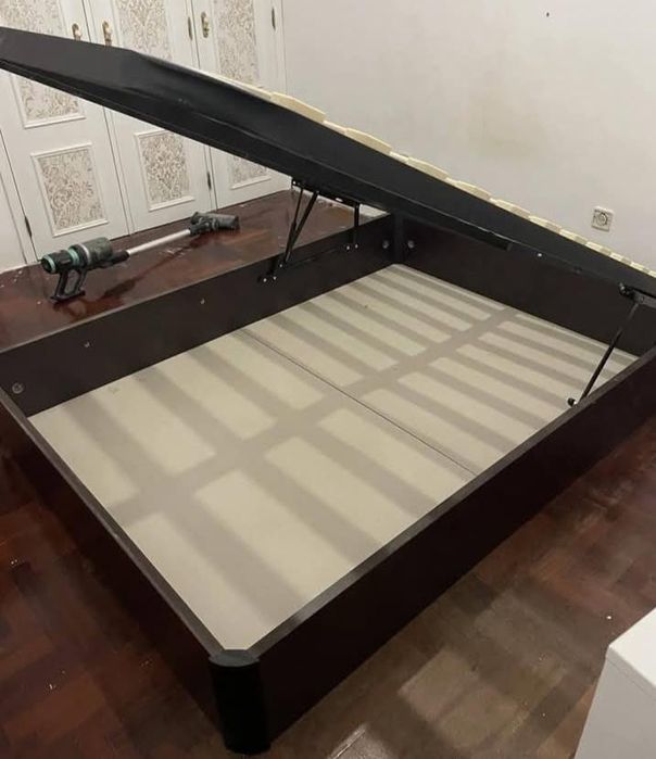 Cama com estrado elevatorio