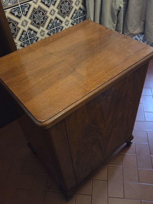 Maquina de costura antiga  OLIVA (com armário)