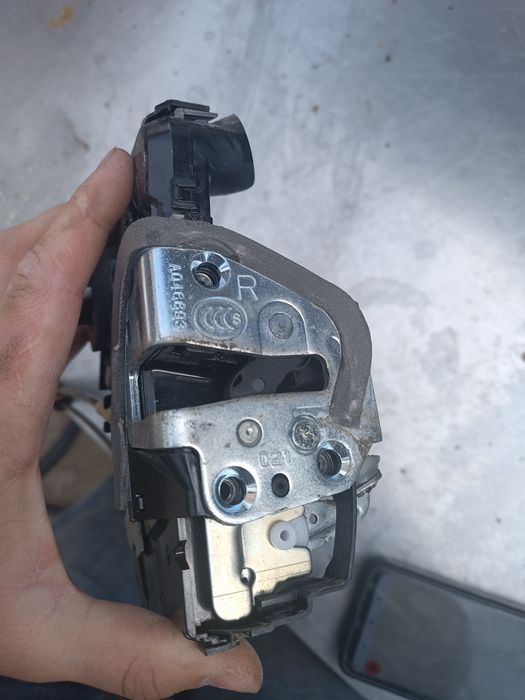 Замок передній правий Toyota RAV4