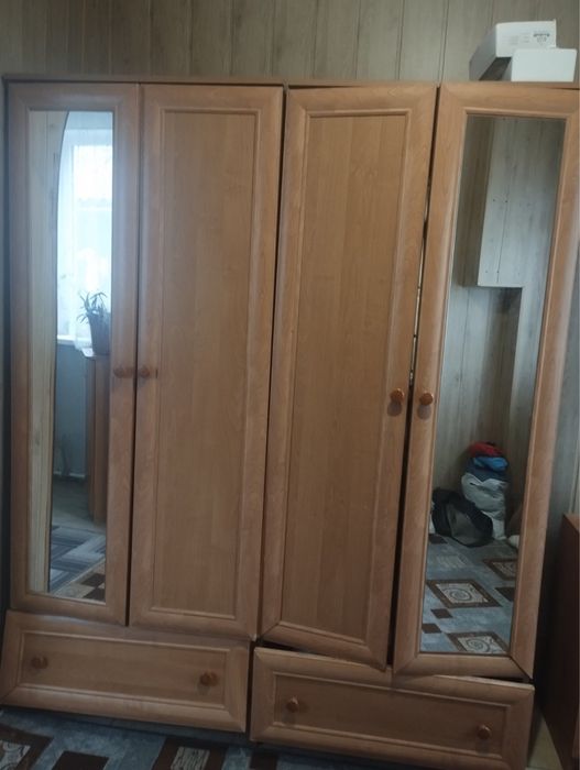 Шафа з двома зеркалами