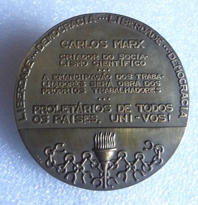 Medalha de Karl Marx do distinto escultor Vasco da Conceição