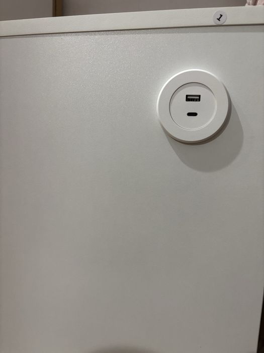 Mesa de cabeceira seminova 60x40x45( Led e carregador)