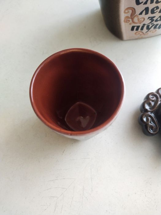 Штоф с двумя рюмками. Керамика.