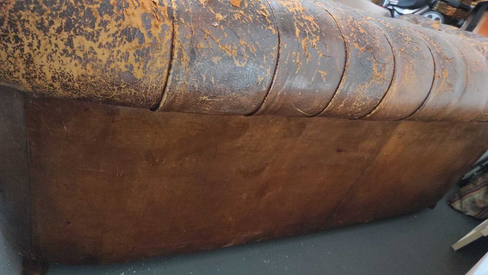 Sofá chesterfield 3 lugares em pele castanho