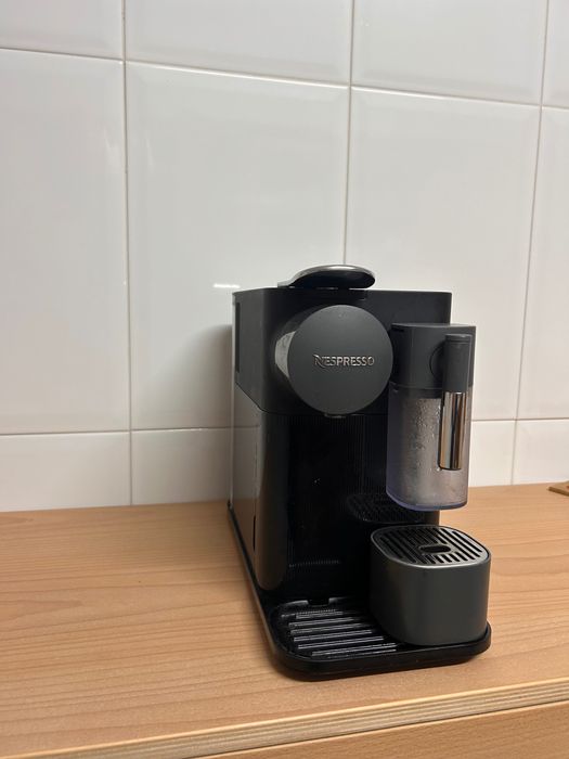Nespresso machine, like new, DeLonghi