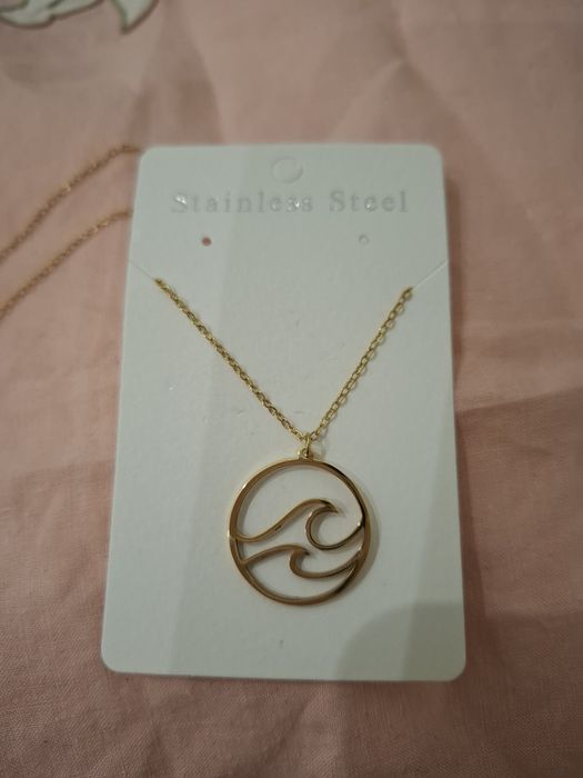 Colar dourado em Aço 
Novo