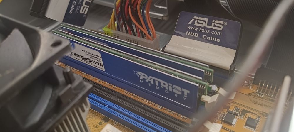 Komputer stacjonarny z monitorem