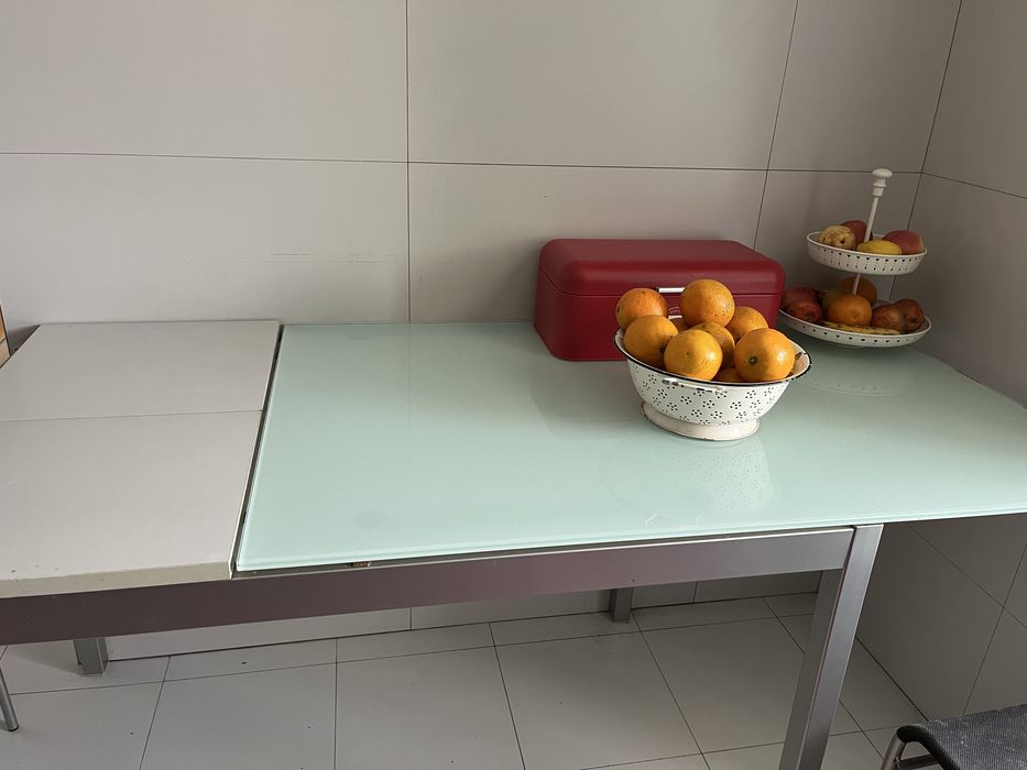Mesa cozinha e quatro cadeiras