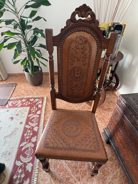Conjunto Mesa e 8 Cadeiras em Madeira Vintage