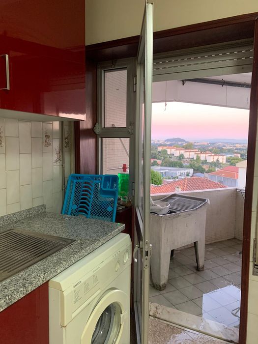 Aluga se apartamento T3 / quartos