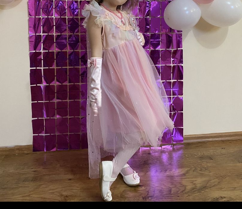 Плаття зі шлейфом