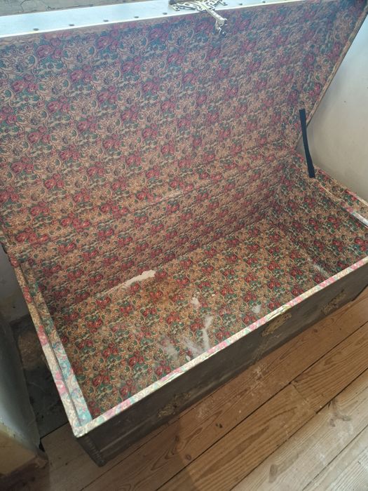 Baú em pele e madeira