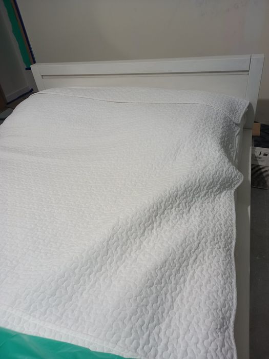 Łóżko z materacem