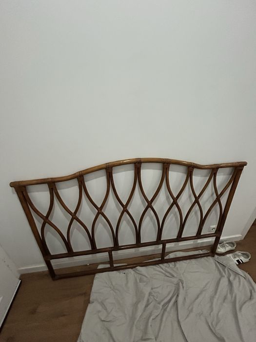 Cabeceira de cama em madeira bambu