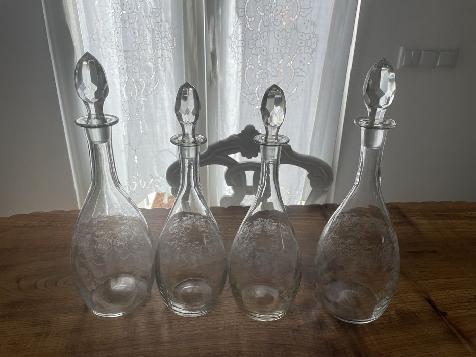 4 garrafas em vidro trabalhado