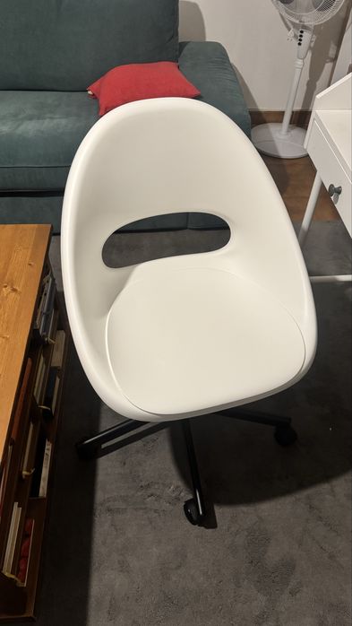 Conjunto mesa e cadeira, escrivaninha “pra despachar logo”