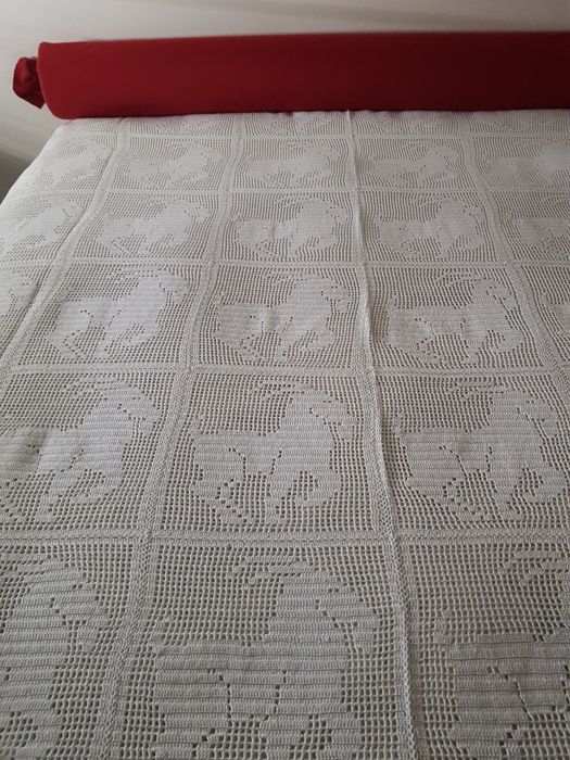 Colcha em renda de algodão, feita há mão, com pouco uso.