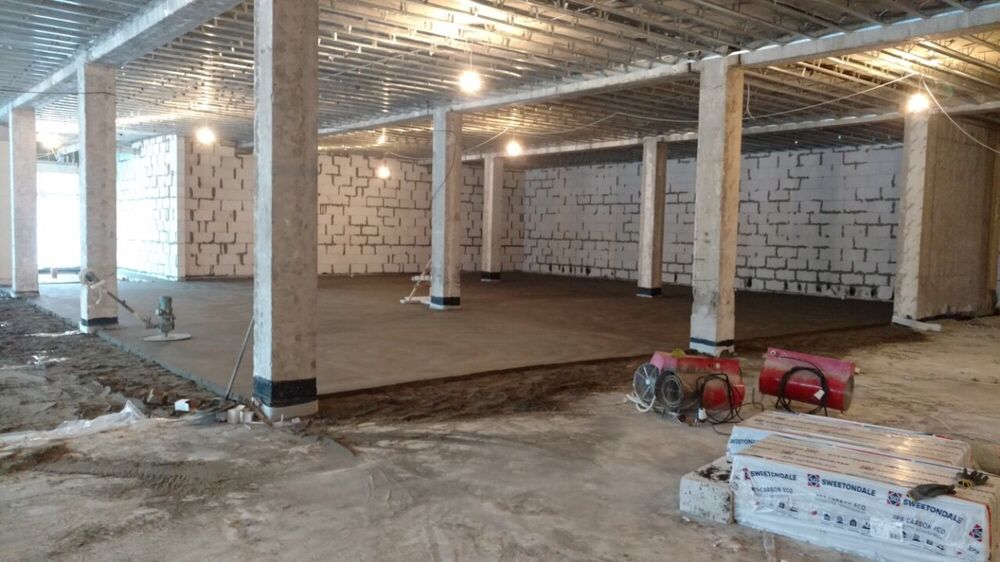 Стяжка підлоги напівсуха машинна. Штукатурка стін гіпсова та вапняна