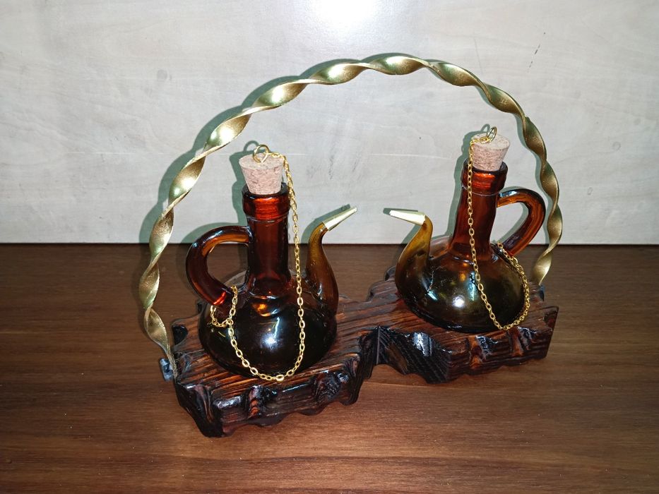 Galheteiro vintage em vidro amarelo e base em madeira, medias:25/20cm