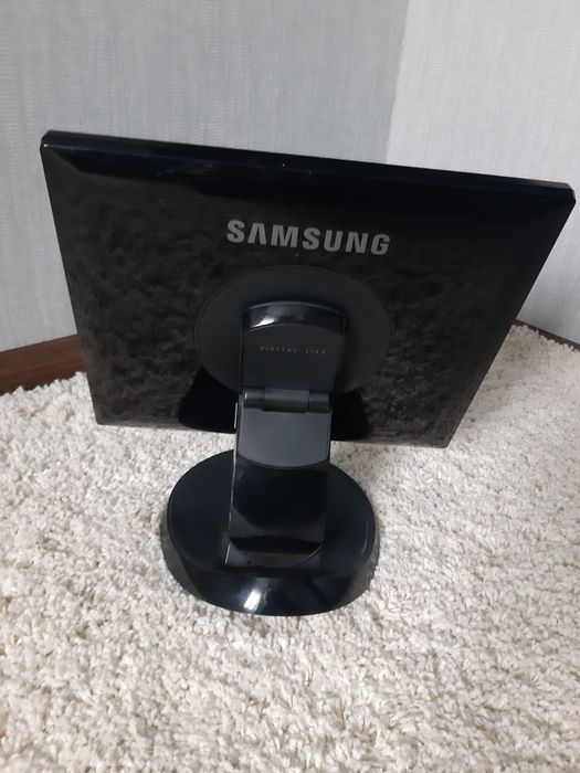 Монитор Samsung в хорошем состоянии.