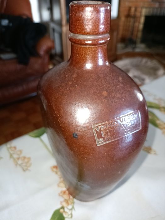 Garrafa de vinho  antiga  em grés