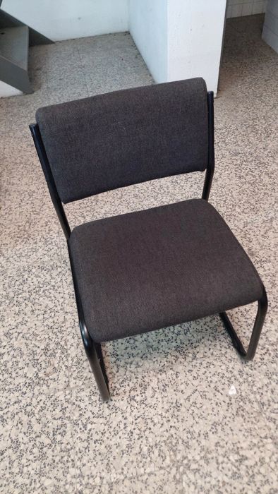 Cadeiras fixa com estrutura  metálica